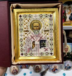Рукописная икона Николай Чудотворец с жемчужным окладом и камнями №2 (Размер 17х21 см)